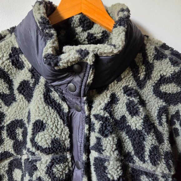 EUC OLD NAVY SHERPA ANIMAL PRINT MOCK NECK BUTTONED SWEATER SIZE XL - Picture 6 of 13